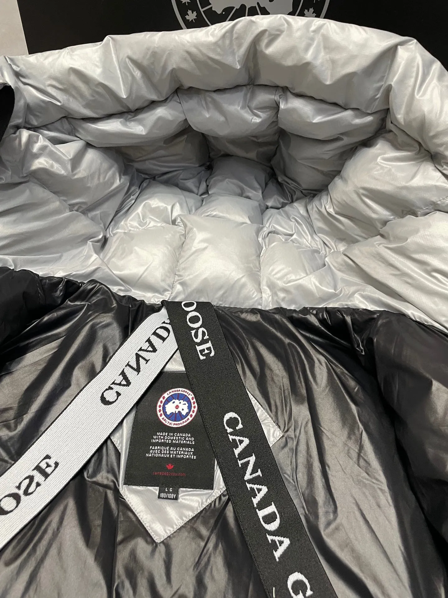 P780 Gray Red Label Top Version 𝘾𝘼𝙉𝘼𝘿𝘼 𝙂𝙊𝙊𝙎𝙀/Canada Goose 2023 Limited New Crofton Puff Down Jacket Pure Guangzhou Inspection 95 White Duck Down Filling‼  Top version, ceiling level‼ Crofton soft bread, the latest style in 2023, has a cold protection effect of up to level 4. It is made of recycled Feather-Light tear-resistant fabric. It is ultra-light and has no weight on the upper body at all! The unique black label highlights your temperament‼  Canada Goose, a Canadian brand, has always been recognized as the warmest down jacket. Various Instagram celebrities, Internet celebrities, and celebrities often wear it for street photos. I do Canada Goose every year, but I still can’t get rid of my love for geese. No matter how cold the winter is, there is no need to be afraid, because there are geese! Filled with 80% white duck down, Canada Goose is the legendary warmest down jacket and is known as a must-have for Arctic outdoor sports! The most popular down jacket in the world, celebrities are rushing to buy it, it is a must-have! Same style for men and women Size: S-XXL